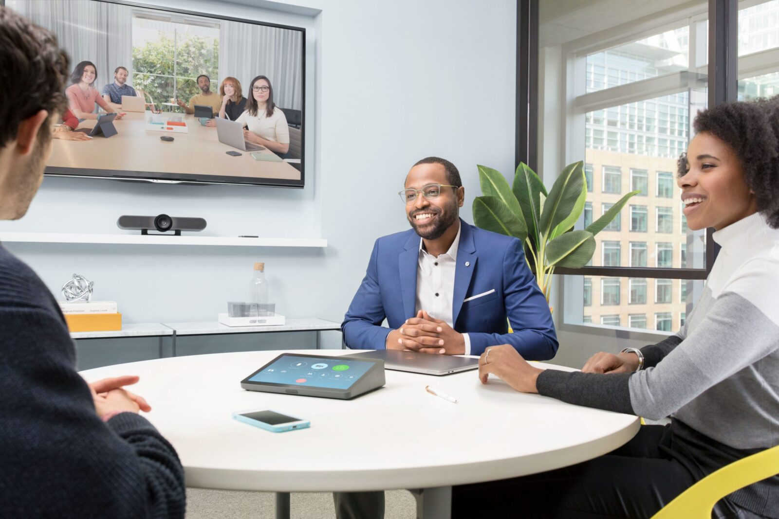 Logitech Meetup. Logitech Tap, Zoom, zoom room solutions