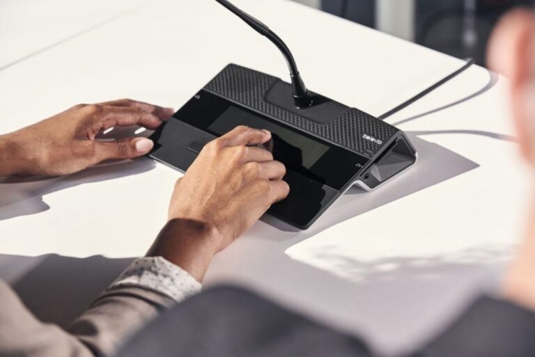 Televic user using the conference phone